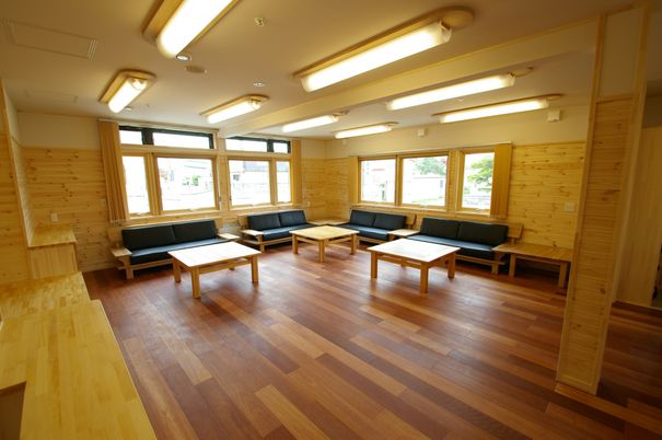 温かみのあるラウンジ