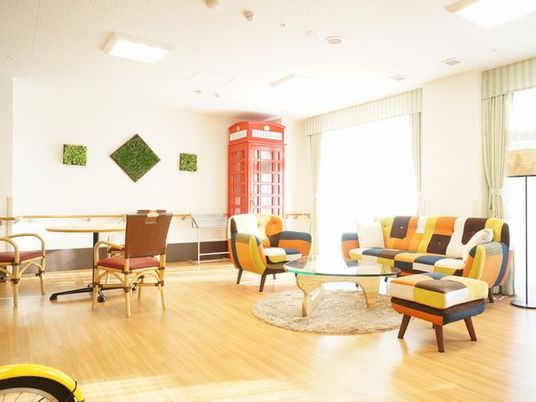 明るい共有ラウンジ空間