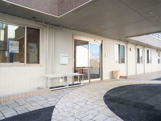 明るいエントランスの外観