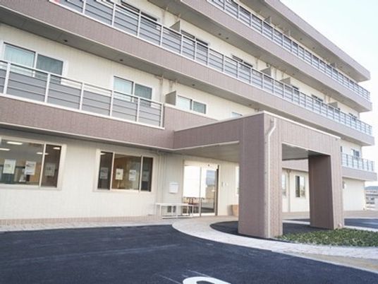 明るい施設のエントランス