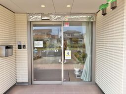 明るいエントランスの自動扉  