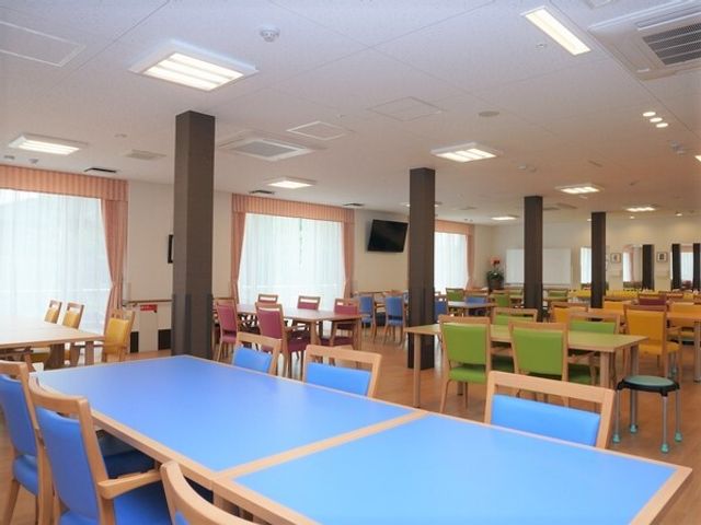 カラフルな食堂
