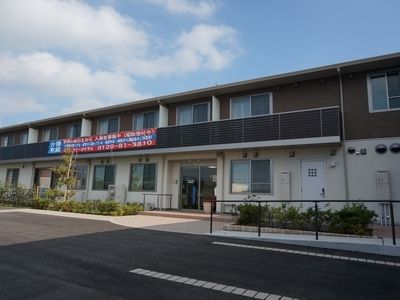 明るい日差しの居室外観