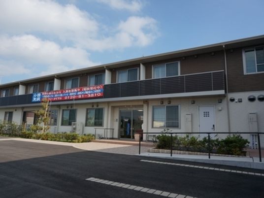 明るい日差しの居室外観