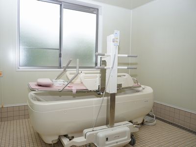 バリアフリー設計の浴室