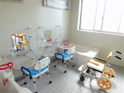 清潔なバリアフリー浴室