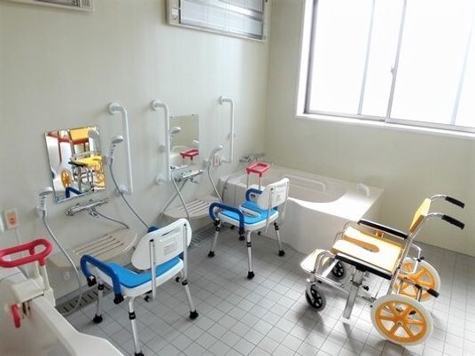 清潔なバリアフリー浴室