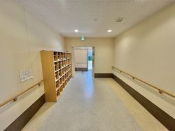 手すり付きの廊下  