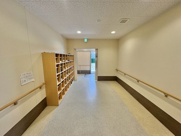 手すり付きの廊下  