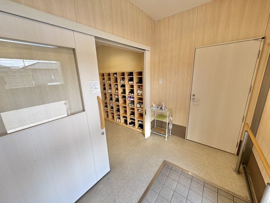 明るい玄関の靴棚  