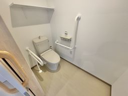 手すり付きトイレ  