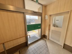 明るい玄関ホールです  