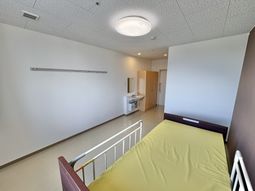 明るい居室のベッド  