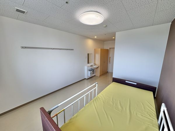 明るい居室のベッド  