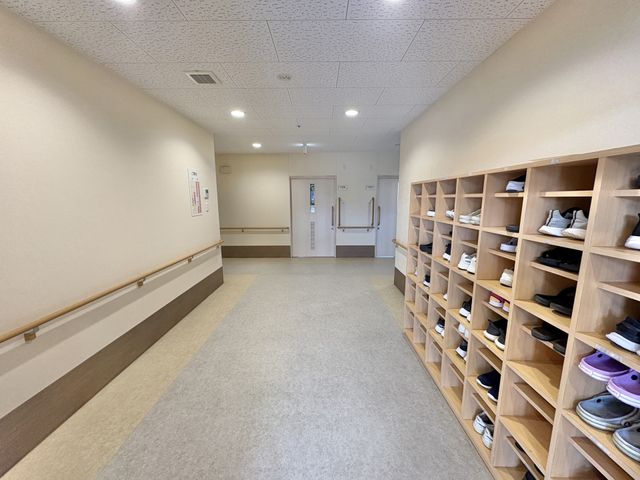 靴棚のある廊下 廊下   明るく広めの廊下で、両側に手すりが設置されています。右手には靴棚が並び、出入りしやすい動線になっています。