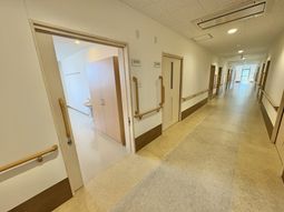 手すり付き廊下  