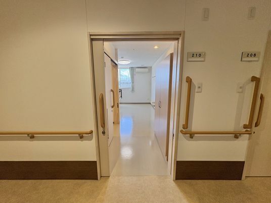 廊下から居室へ  
