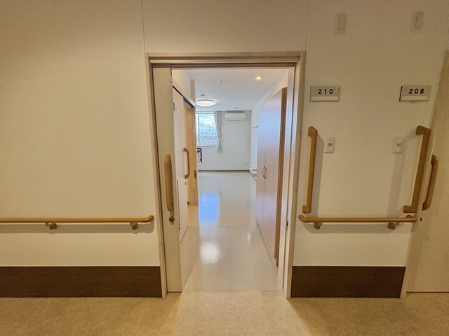 廊下から居室へ  
