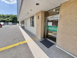 明るいエントランス外観  