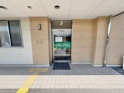 施設の入口の外観  