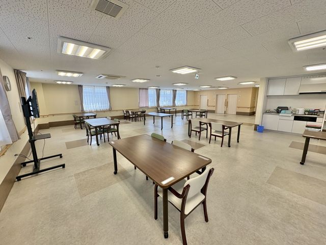 広い食堂の様子 食堂   窓から自然光が入る、ゆとりのある食堂です。複数のテーブルが並び、食事や会話の場として使いやすそうです。