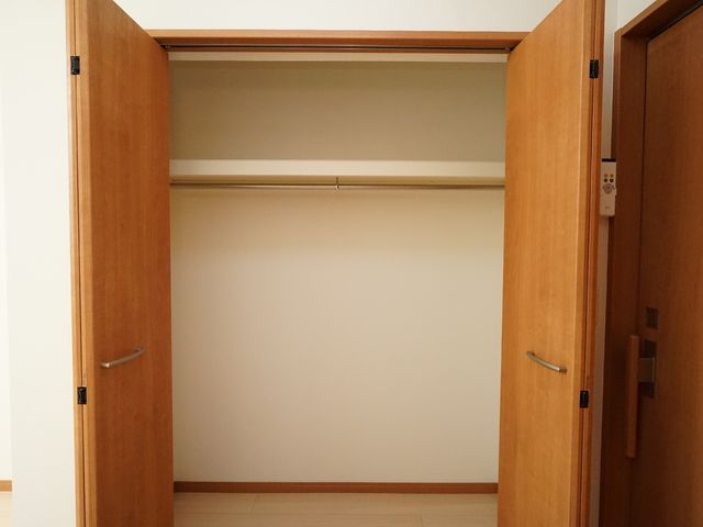 整理された洋室のクローゼット 居室 広々としたクローゼットが整備された居住スペースです。服や荷物の収納に困ることはありません。