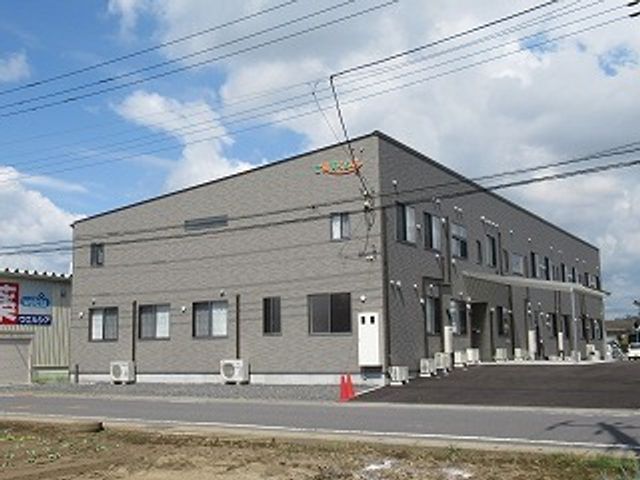 新しい施設の外観 外観 清潔感あふれる外観の建物です。広々とした敷地に立地し、日々の勤務にも安定感があります。