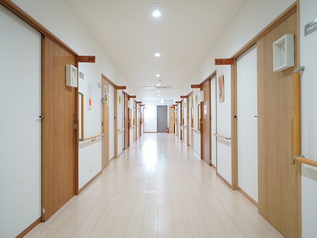 清潔感のある廊下 廊下 広々とした廊下は明るく清潔感があり、手すりも完備されているため安心して歩行できます。