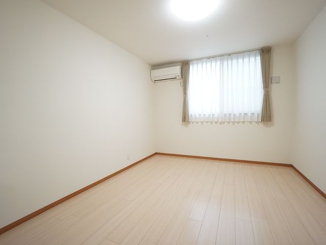 シンプルな居室 居室 広々として明るい居室です。個々のニーズに合わせて、自由にアレンジを加えられる空間になっています。