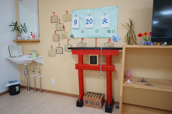 赤い鳥居と飾りのある空間