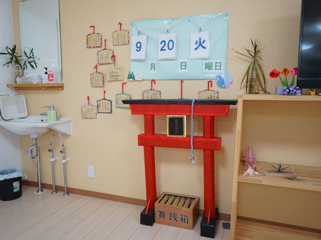 赤い鳥居と飾りのある空間 共有スペース 和の文化が感じられる空間で、季節の行事を楽しむ装飾が目を引きます。心温まる光景は訪れる方々の憩いの場となっています。