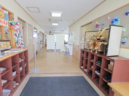 靴箱が並ぶ廊下