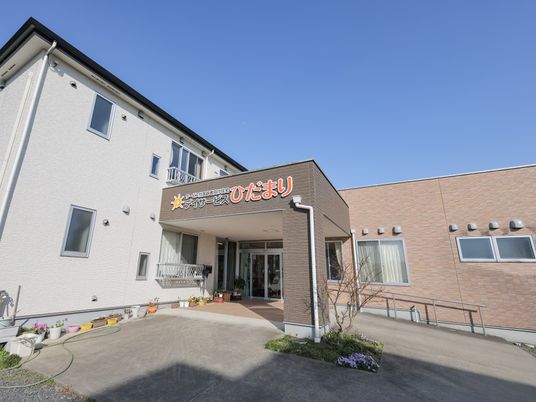 優れる外観の施設入口