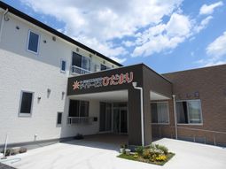 明るい外観の建物