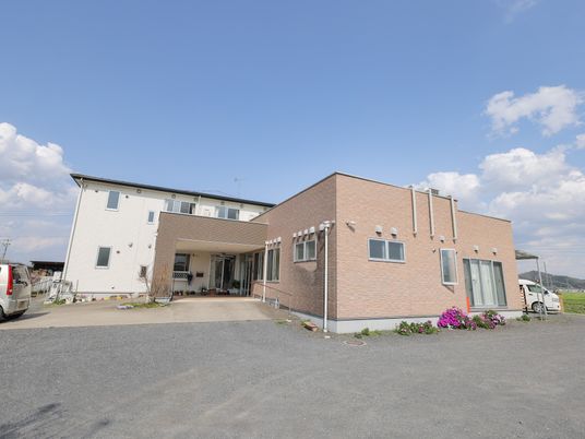 広々とした外観