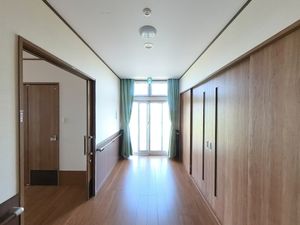光が差し込む廊下