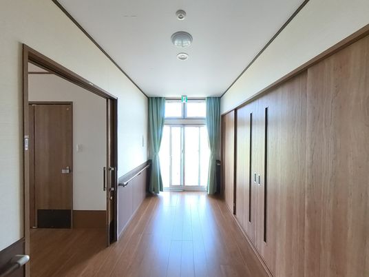 光が差し込む廊下