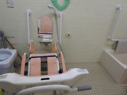 バリアフリーの優れた浴室