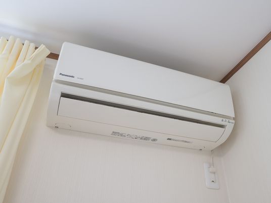 壁に取り付けられたエアコン