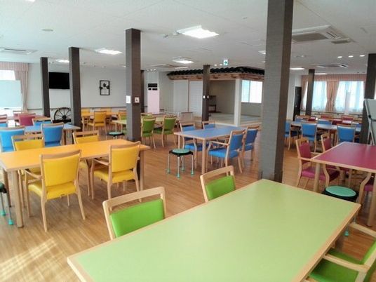 カラフルな椅子の食堂