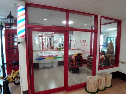 赤い枠の入口とバーバーポール