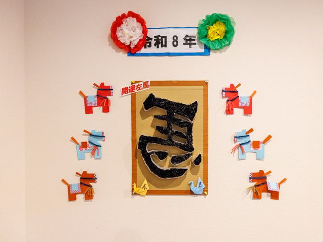 壁面の飾り付け 掲示物   季節の飾りや手作りの作品が掲示された壁面です。利用者の方が作ったような温かみがあり、日々の活動が伝わります。