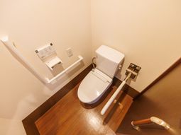 手すり付きのトイレ  