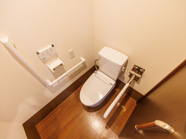 手すり付きのトイレ  