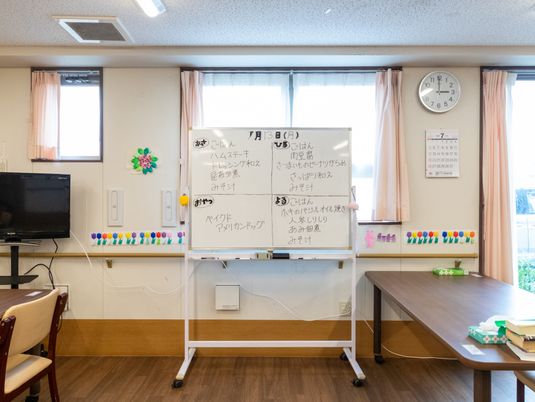 掲示板のある多目的室  