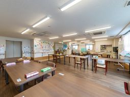 明るい食堂の様子  