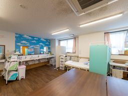 明るい居室の洗面台  