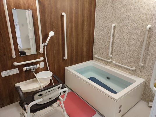 手すり付き介護用浴室