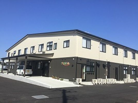 新築そうな外観の建物