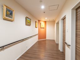 廊下に飾られた絵画